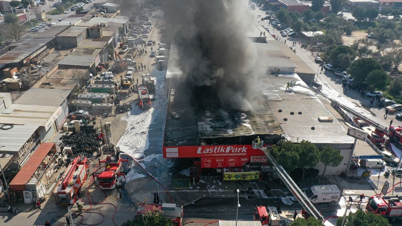 İzmir'deki Oto Lastikçi Yangınına Müdahale Devam Ediyor