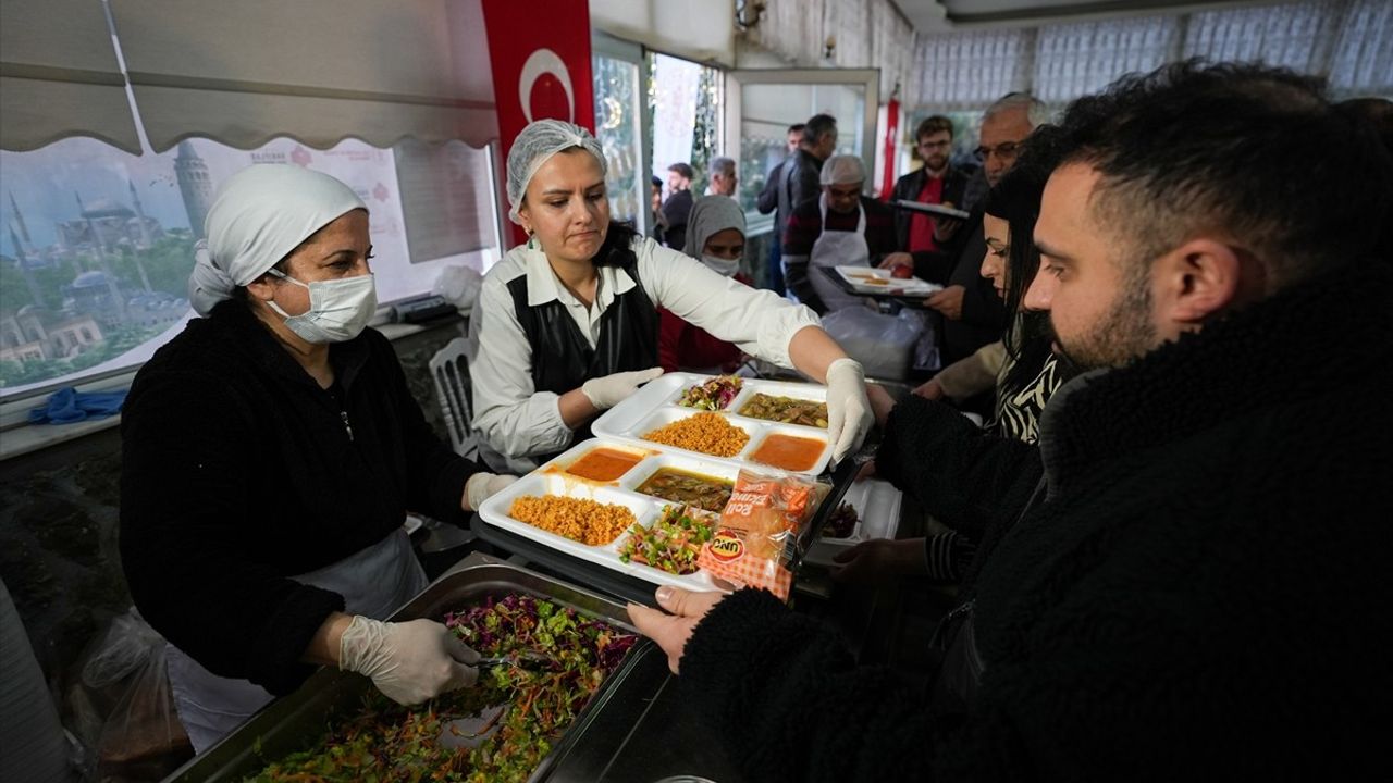 İzmir Vakıflar Bölge Müdürlüğü'nün Ramazan İftar Programı