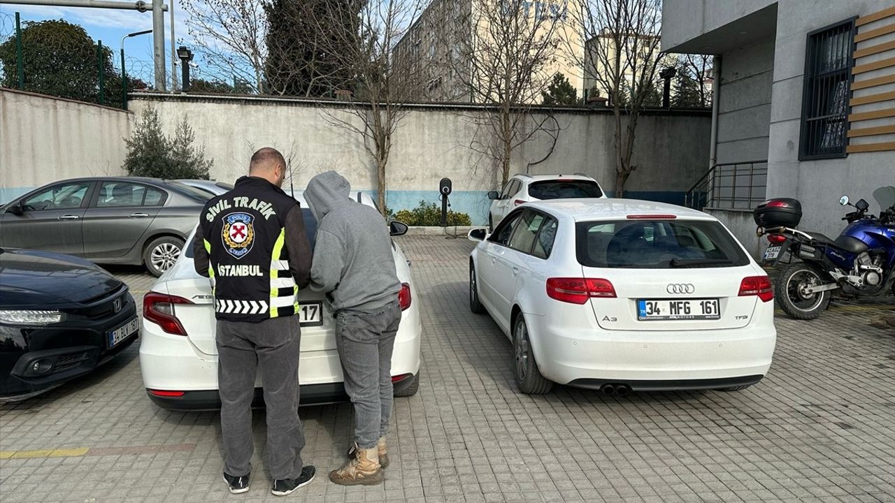 Kadıköy'de Dans Eden Kadına ve Sürücüye Cezalar Kesildi