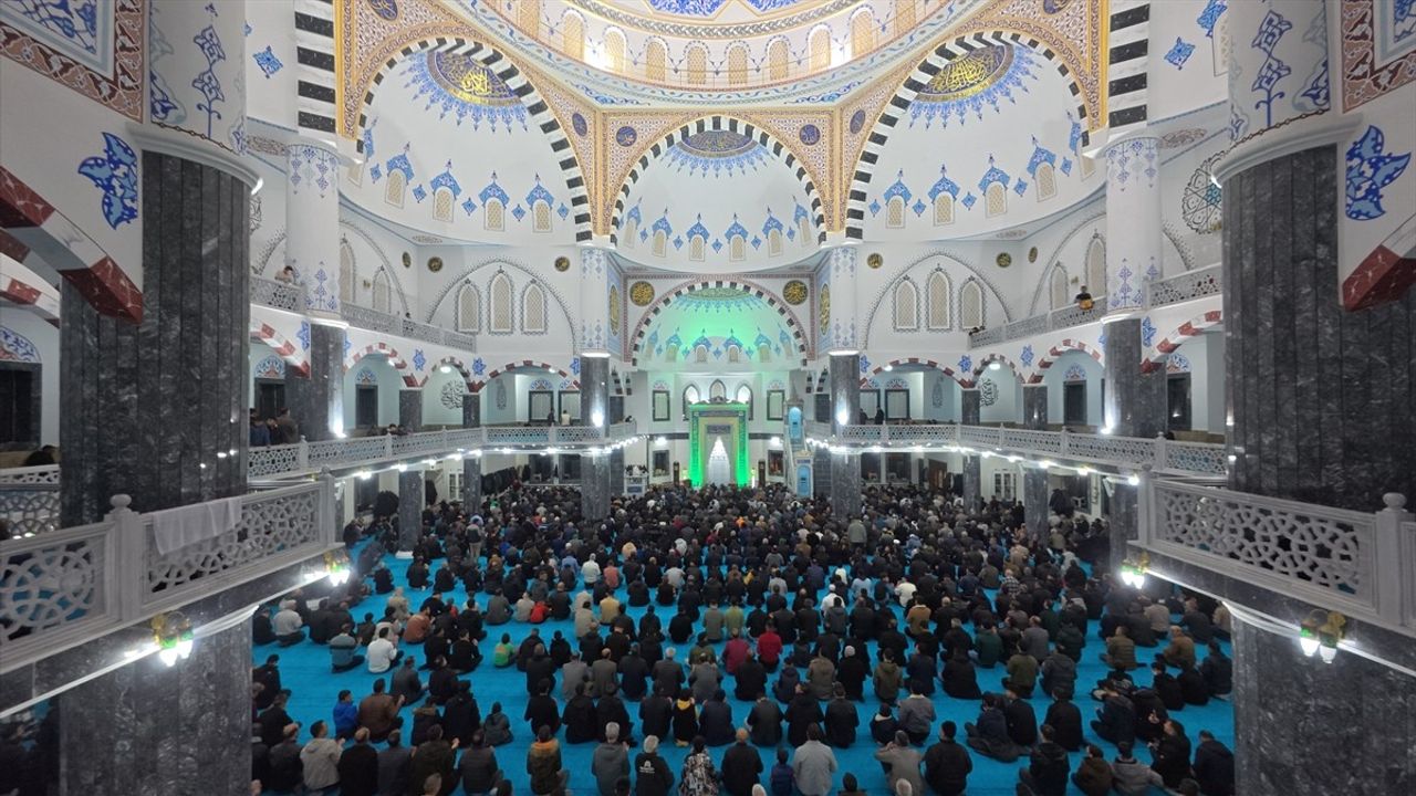 Kadir Gecesi Türkiye'nin Doğu Bölgelerinde Coşku ile İdrak Edildi