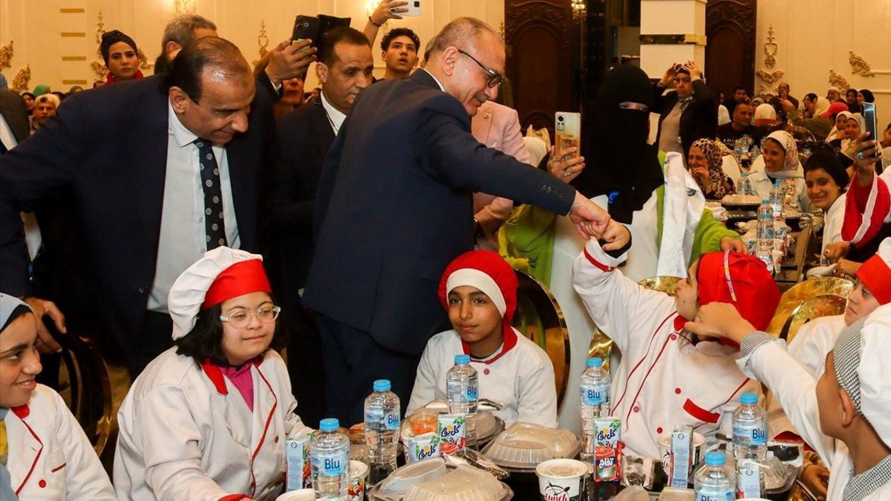 Kahire'de Geleneksel İftar Organizasyonu