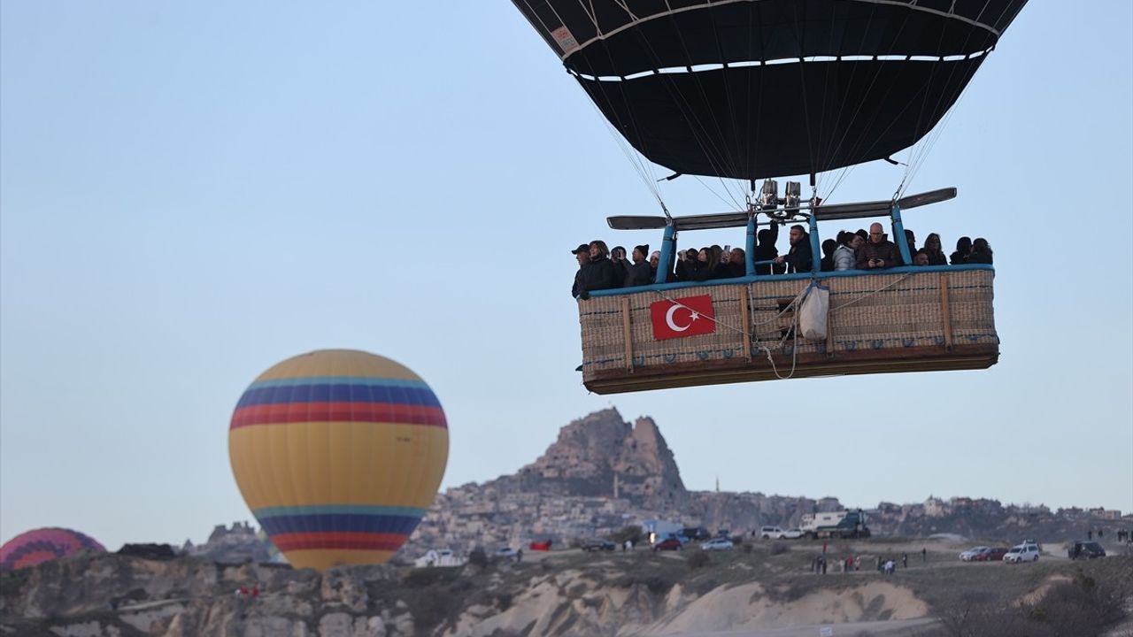 Kapadokya'da Ramazan Bayramı'nda Sıcak Hava Balonlarıyla Uçuş Keyfi