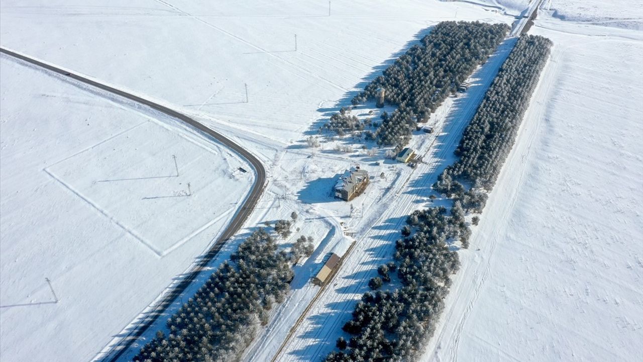 Kars'ın Selim ilçesinde kar kaplı tren istasyonu