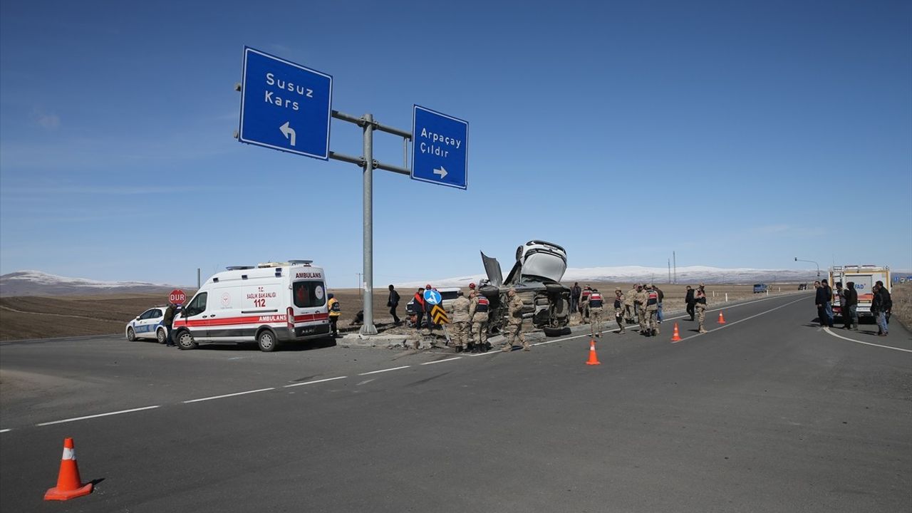 Kars'ta Otomobil Çarpışması: 1 Ölü, 6 Yaralı