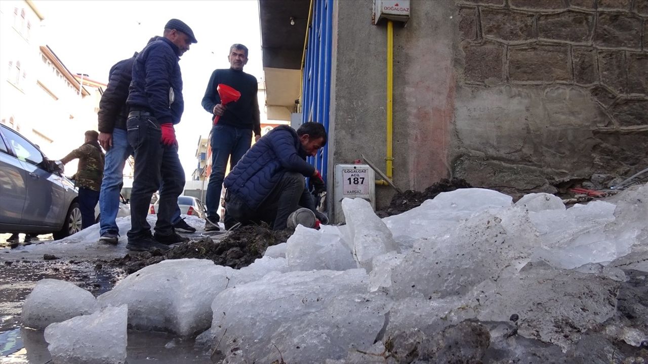 Kars'ta Soğuk Hava Nedeniyle İçme Suyu Hatları Dondu