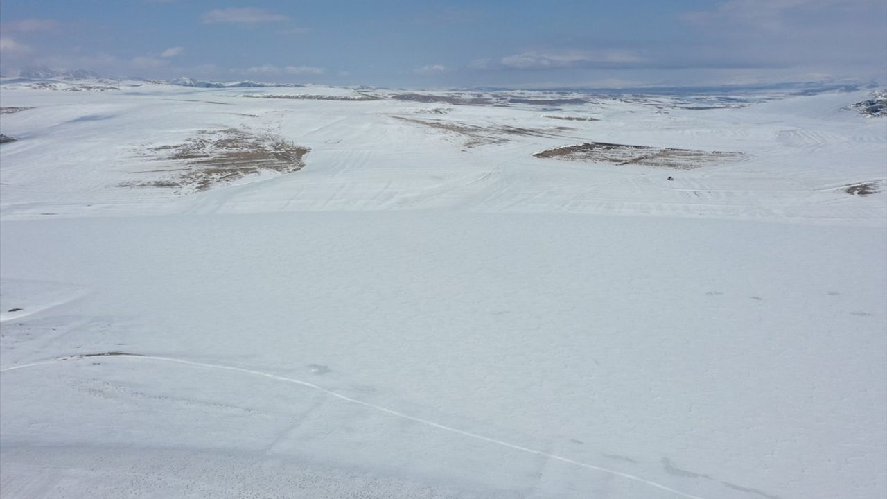 Kars'taki Bayburt Barajı Kar Yağışı ile Beyaza Büründü