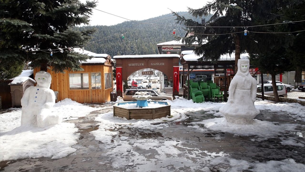 Kastamonu'da Yöresel Kadınları Temsil Eden Kardan Heykel Yapıldı