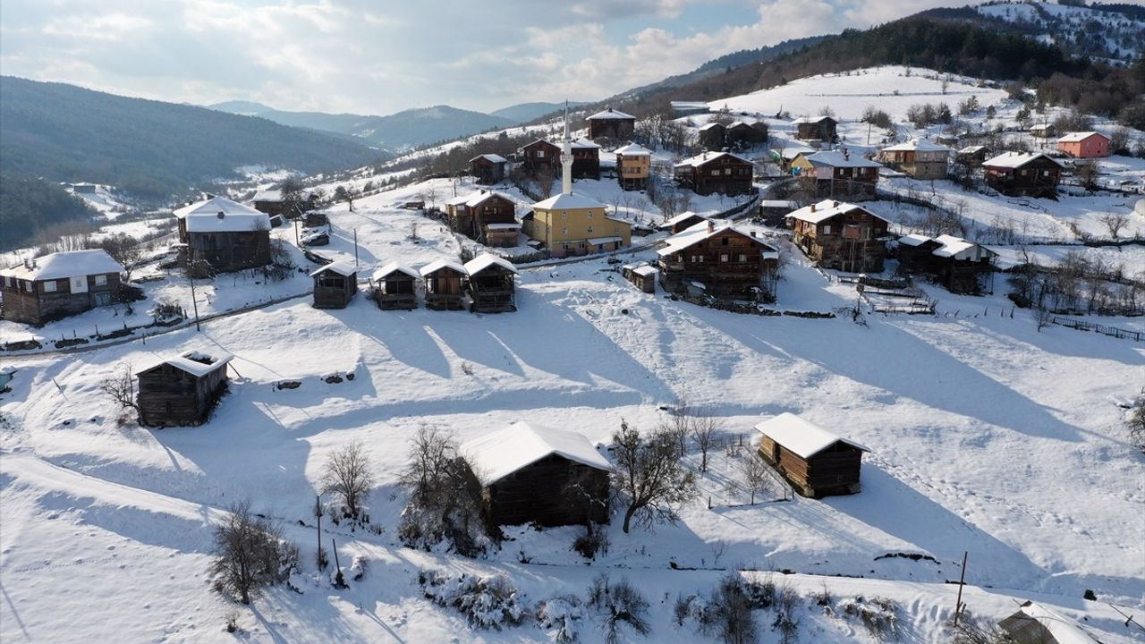 Kastamonu'daki Tarihi Ahşap Evler Kış Manzarası ile Beğeni Topladı