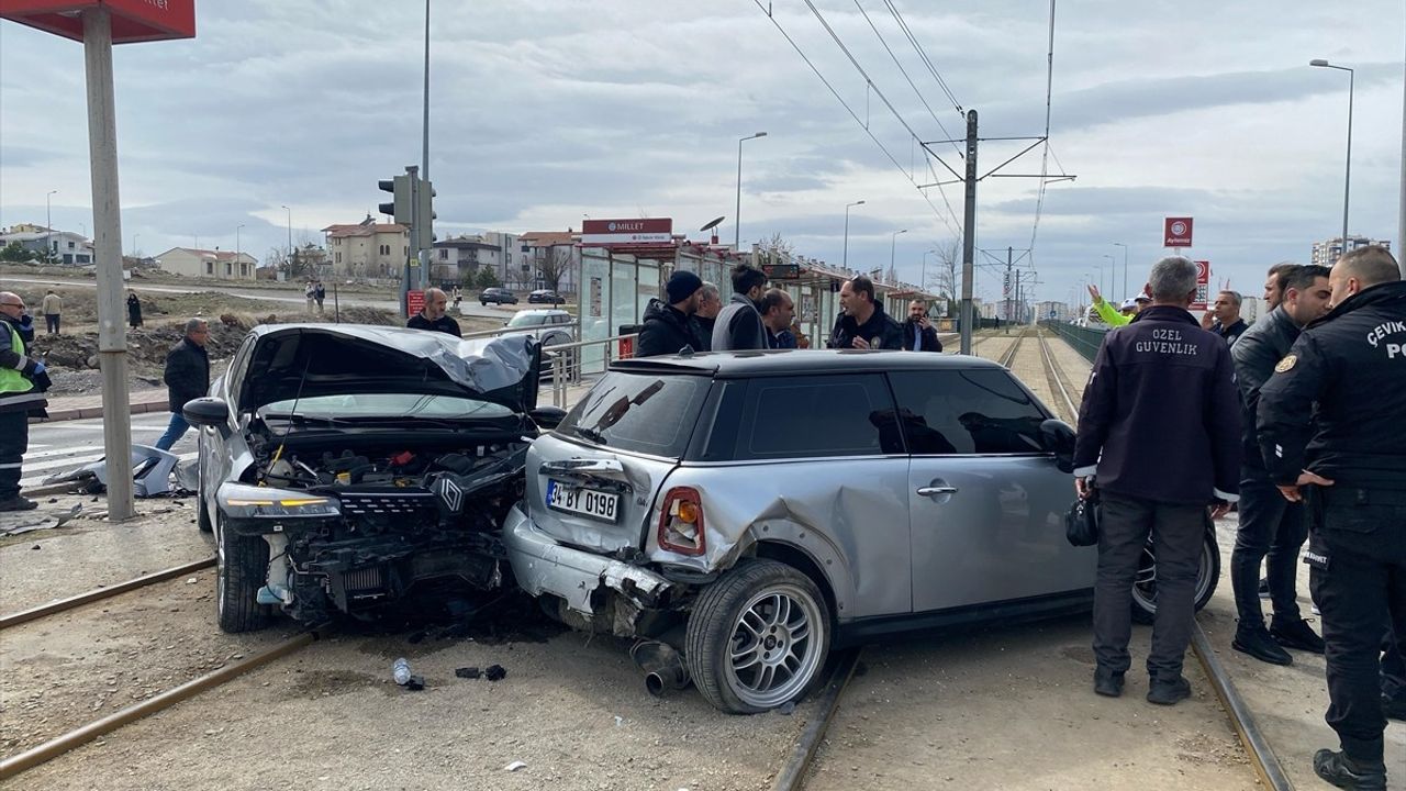 Kayseri'de Otomobil Çarpışması: 3 Yaralı
