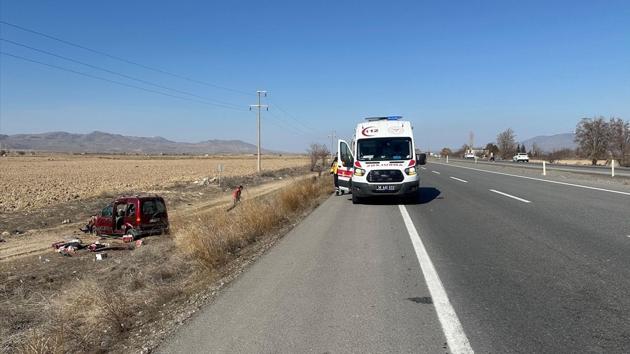 Kayseri'de Ticari Araç Devrildi: 3 Yaralı