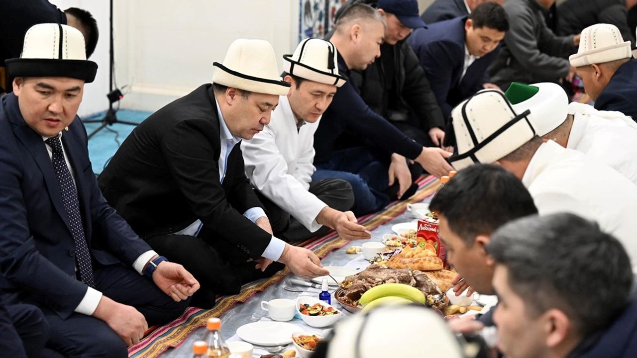 Kırgızistan Cumhurbaşkanı Caparov, Merkez İmam Serahsi Camisi’nde İftar Yemeği Düzenledi