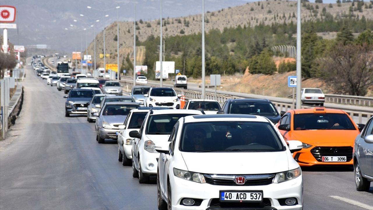 Kırıkkale'de Bayram Öncesi Trafik Yoğunluğu