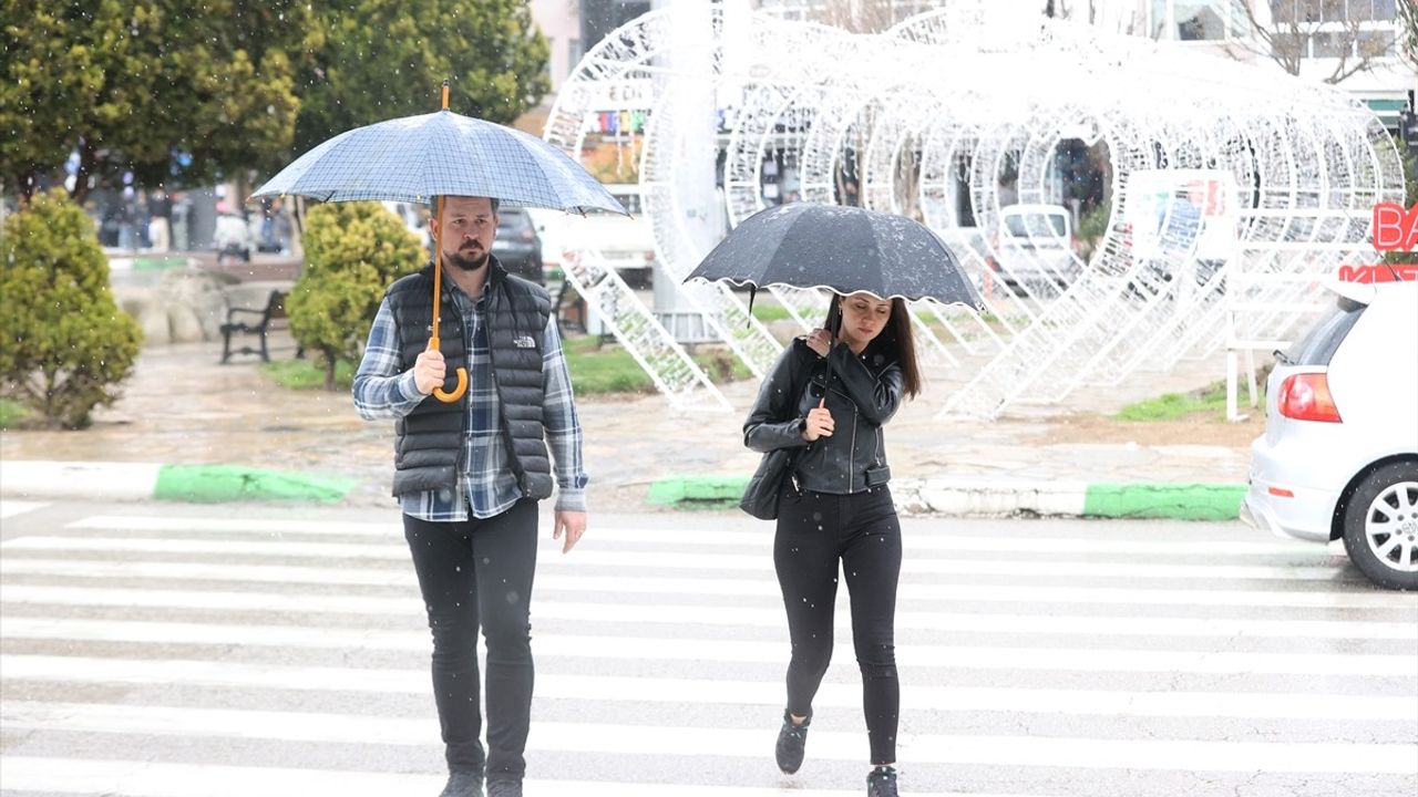 Kırklareli'nde Şiddetli Sağanak Yağış Etkili Oluyor