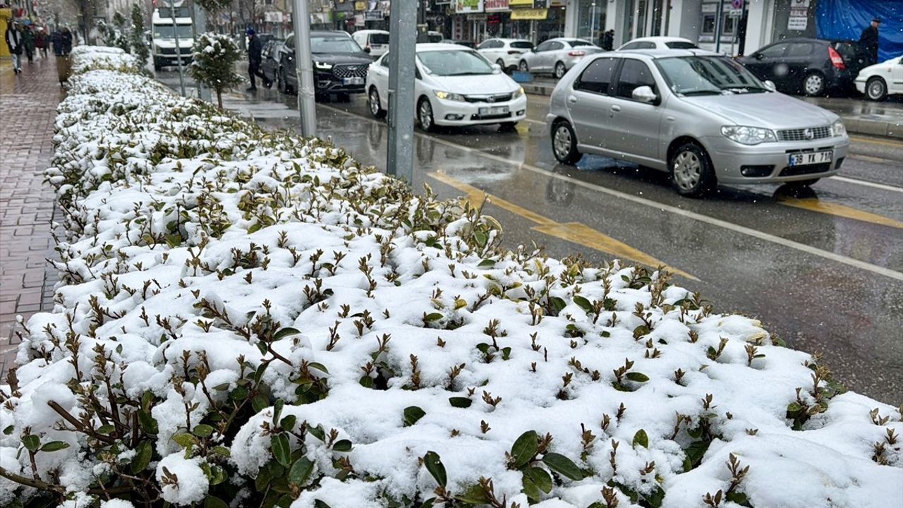 Kırşehir'de Kar Yağışı Nedeniyle Eğitime Ara Verildi