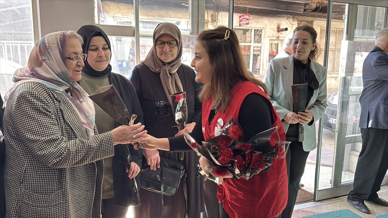 Kızılay Gönüllülerinden Anlamlı Kadınlar Günü Kutlaması