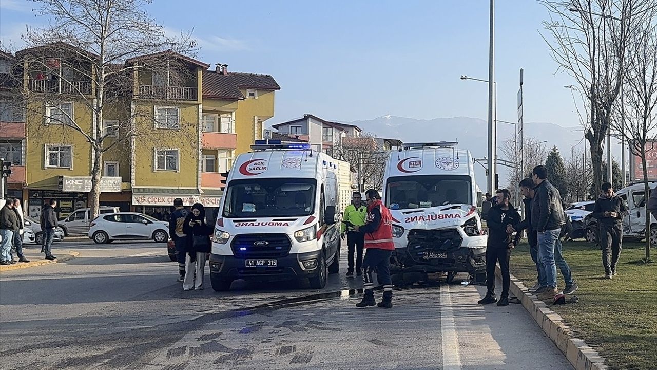 Kocaeli'de Ambulans Kazası: 5 Yaralı