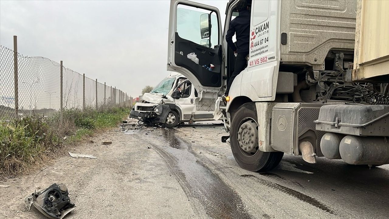 Kocaeli'de Tırla Çarpışan Servis Minibüsüyle 8 Kişi Yaralandı