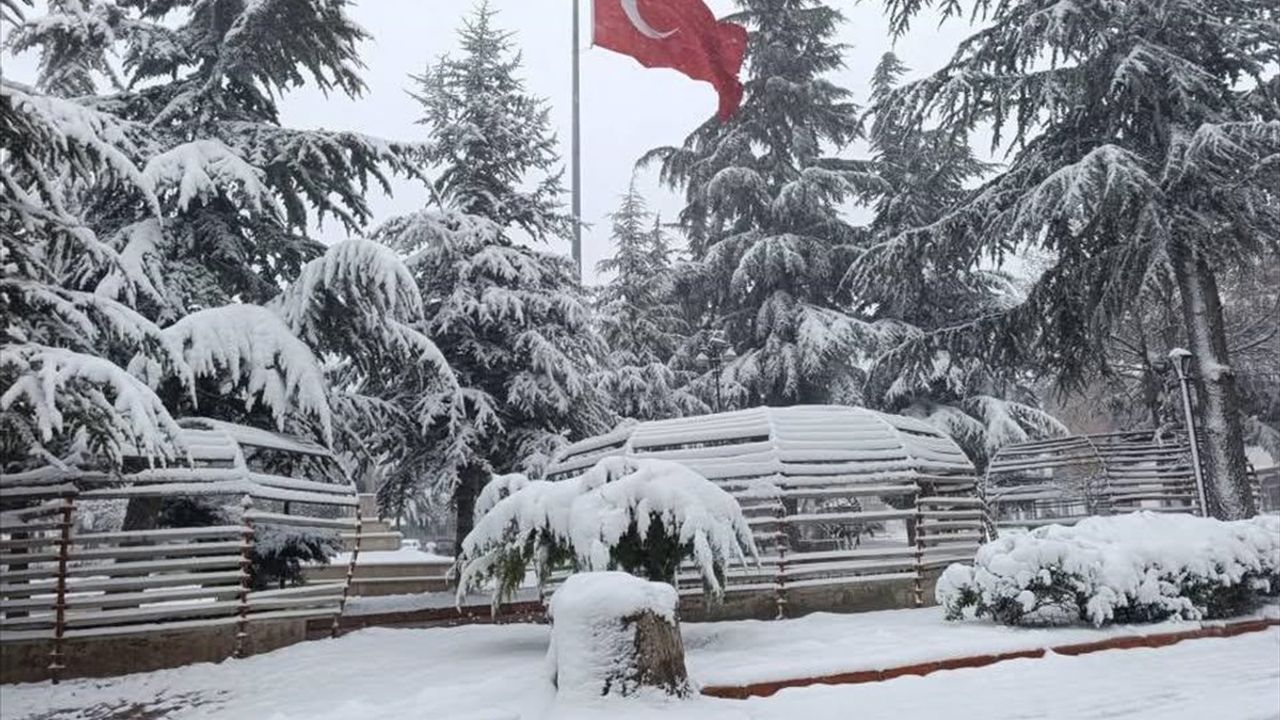 Konya'da Kar Yağışı Ulaşımı Olumsuz Etkiliyor