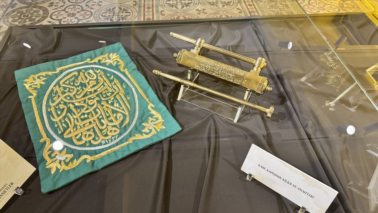 Konya'da Mukaddes Emanetler Sergisi Ziyarete Açıldı