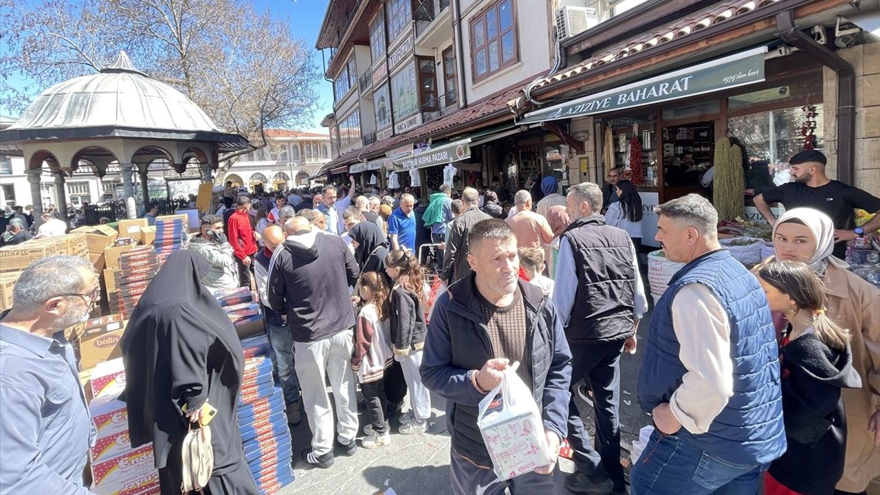 Konya'da Ramazan Bayramı Arifesi Kalabalığı