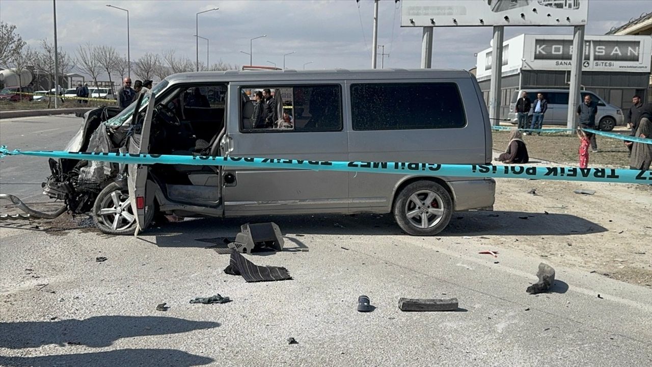 Konya'da Tır ile Minibüs Çarpıştı: 1 Ölü, 4 Yaralı