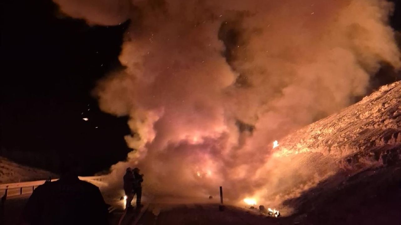 Kütahya'da İplik Yüklü Tırda Yangın Kelime Aşırı Ulaşımı Aksattı
