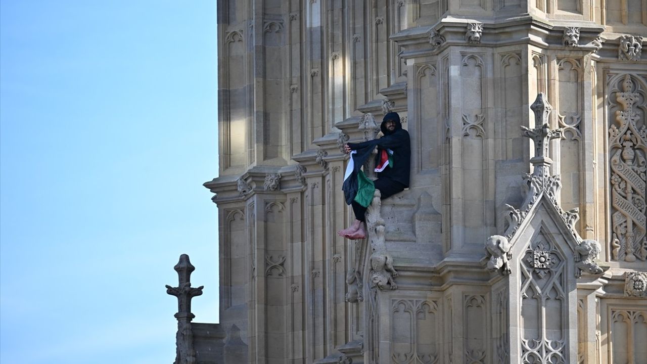 Londra'da Filistin Bayrağı Açan Protestocu Big Ben'e Tırmandı