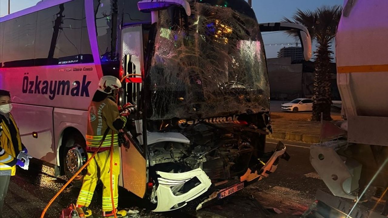 Manisa'da Zincirleme Trafik Kazası: 1 Ölü, 7 Yaralı