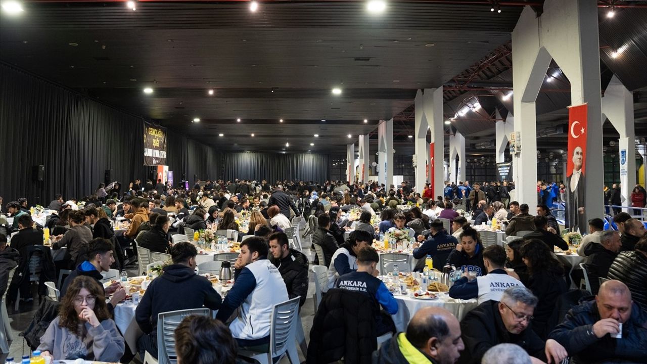 Mansur Yavaş Gençlerle Sahurda Buluştu