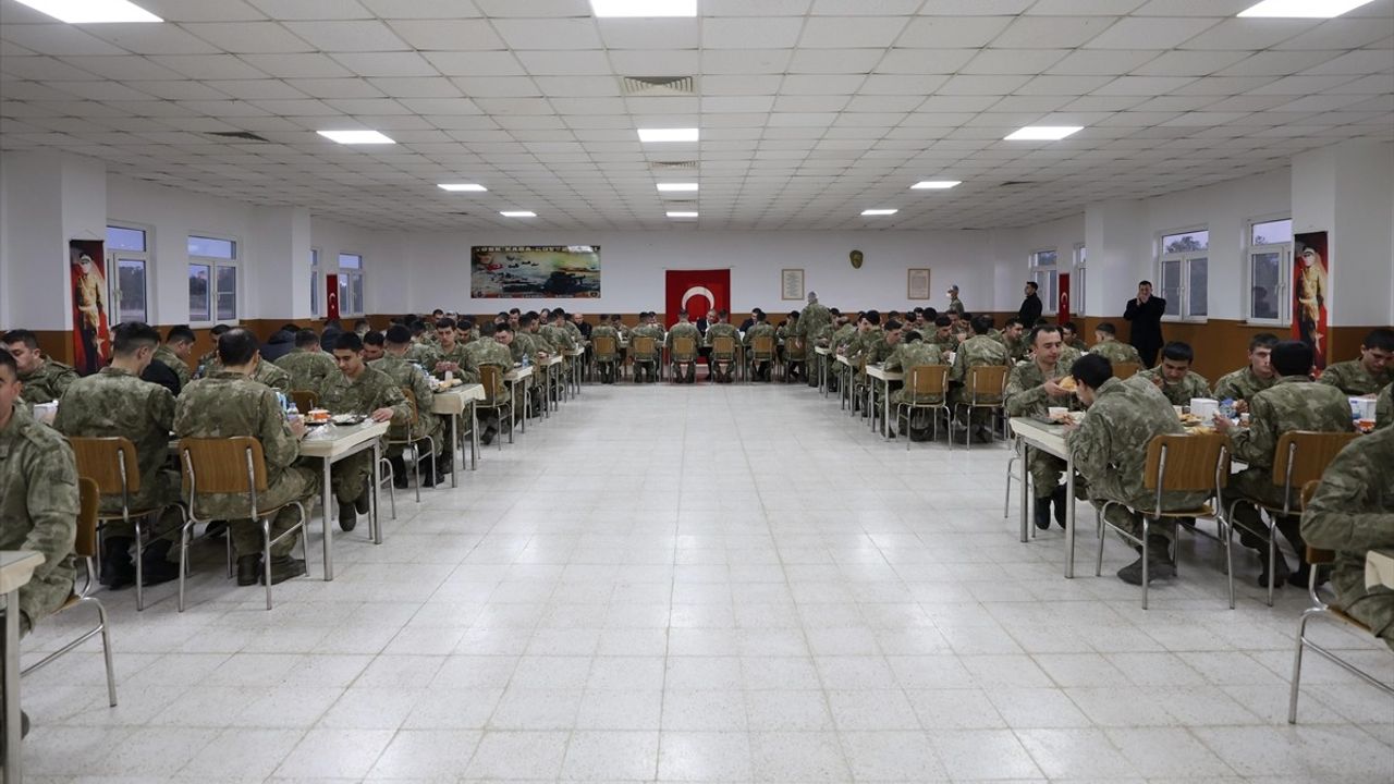 Mardin Valisi Tuncay Akkoyun, Askerlerle İftar Yemeği Düzenledi