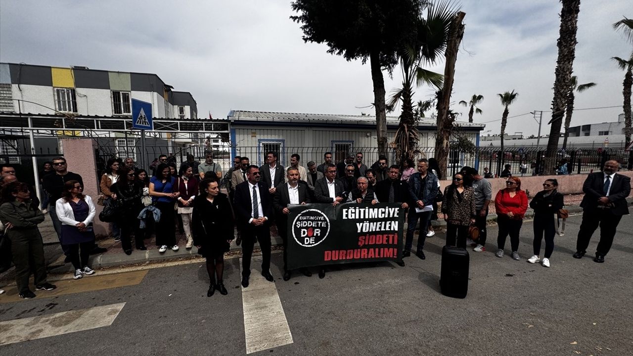 Mersin'de Anaokulu Müdür Yardımcısına Yapılan Saldırı Protesto Edildi