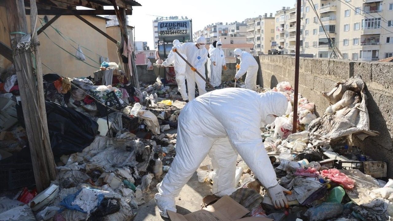 Mersin'de Bir Evden 10 Ton Çöp Çıkarıldı