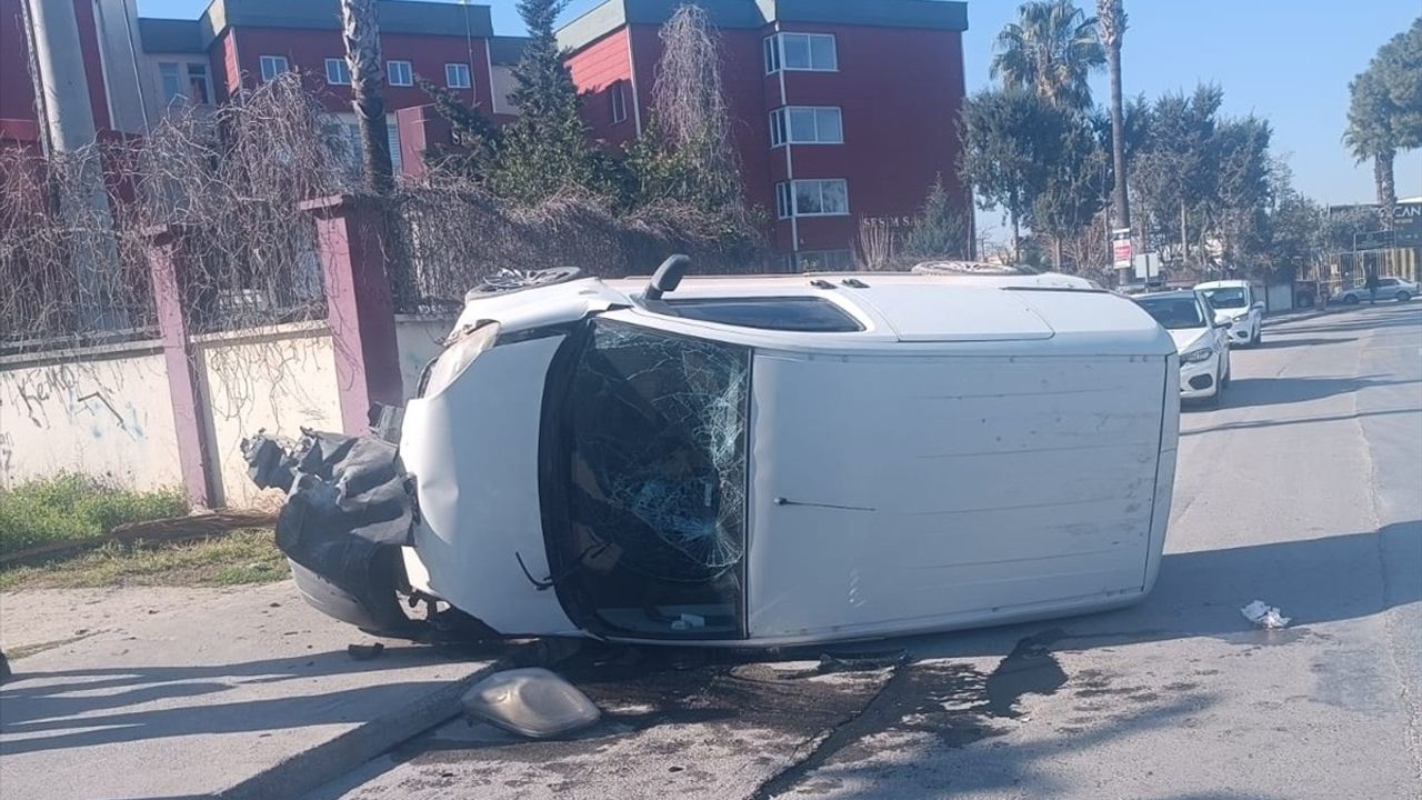 Mersin Tarsus'ta Trafik Kazası: Sürücü Yaralı