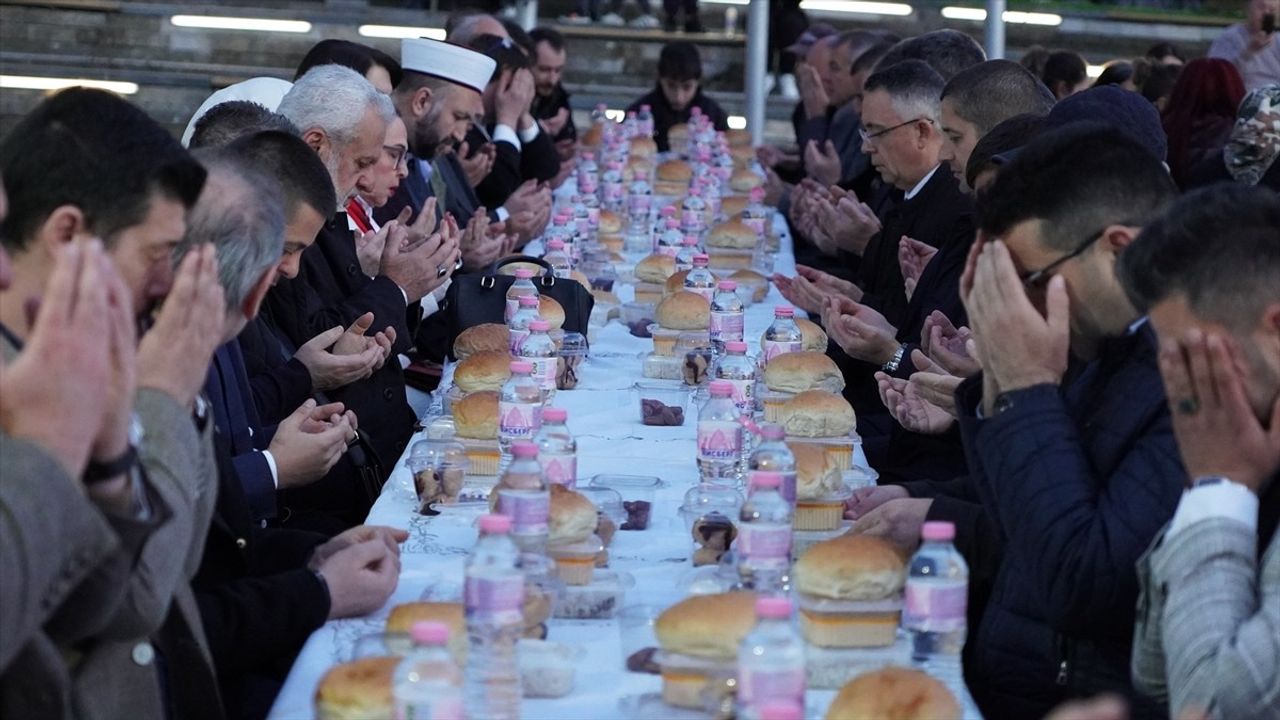 Mestanlı'da Kadir Gecesi İftarı