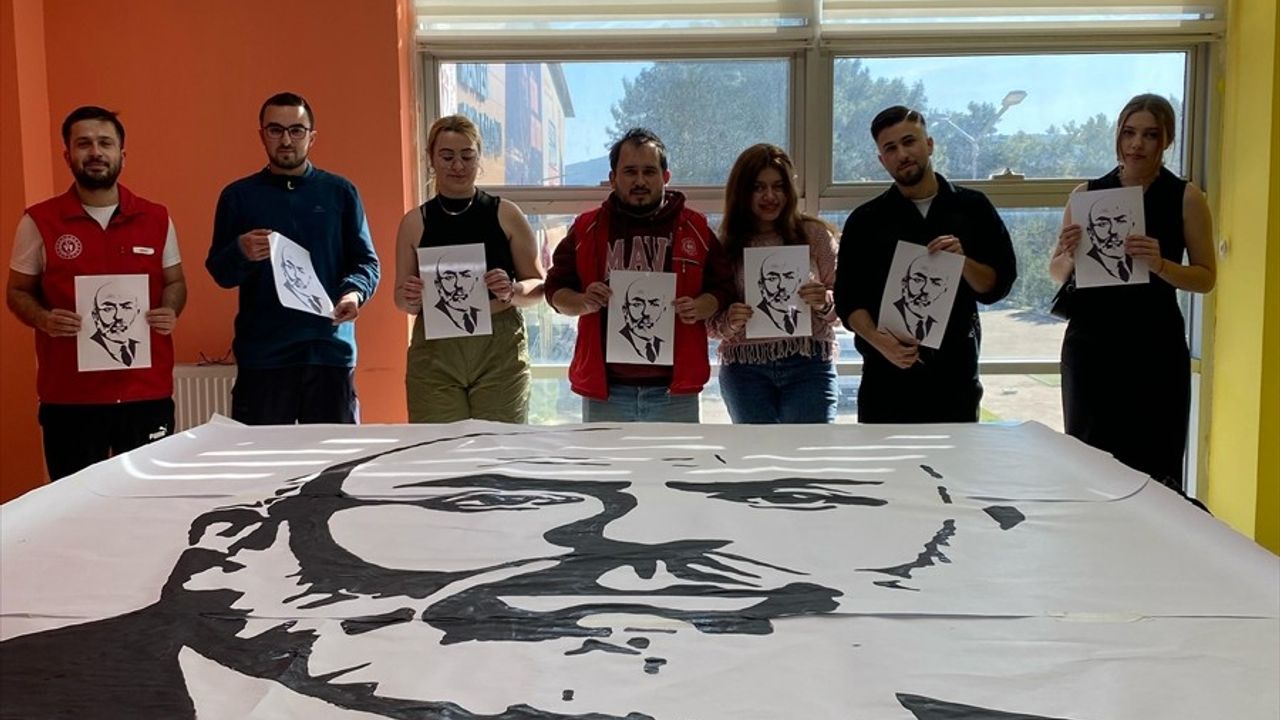 Muğla'da Gençler, Mehmet Akif Ersoy'un Portresini Sergiledi