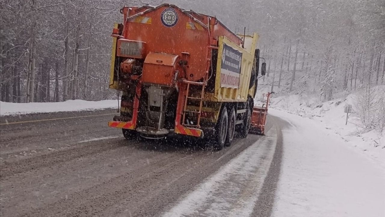 Muğla'da Kar Yağışı Sonrası Yollar Ulaşıma Açıldı