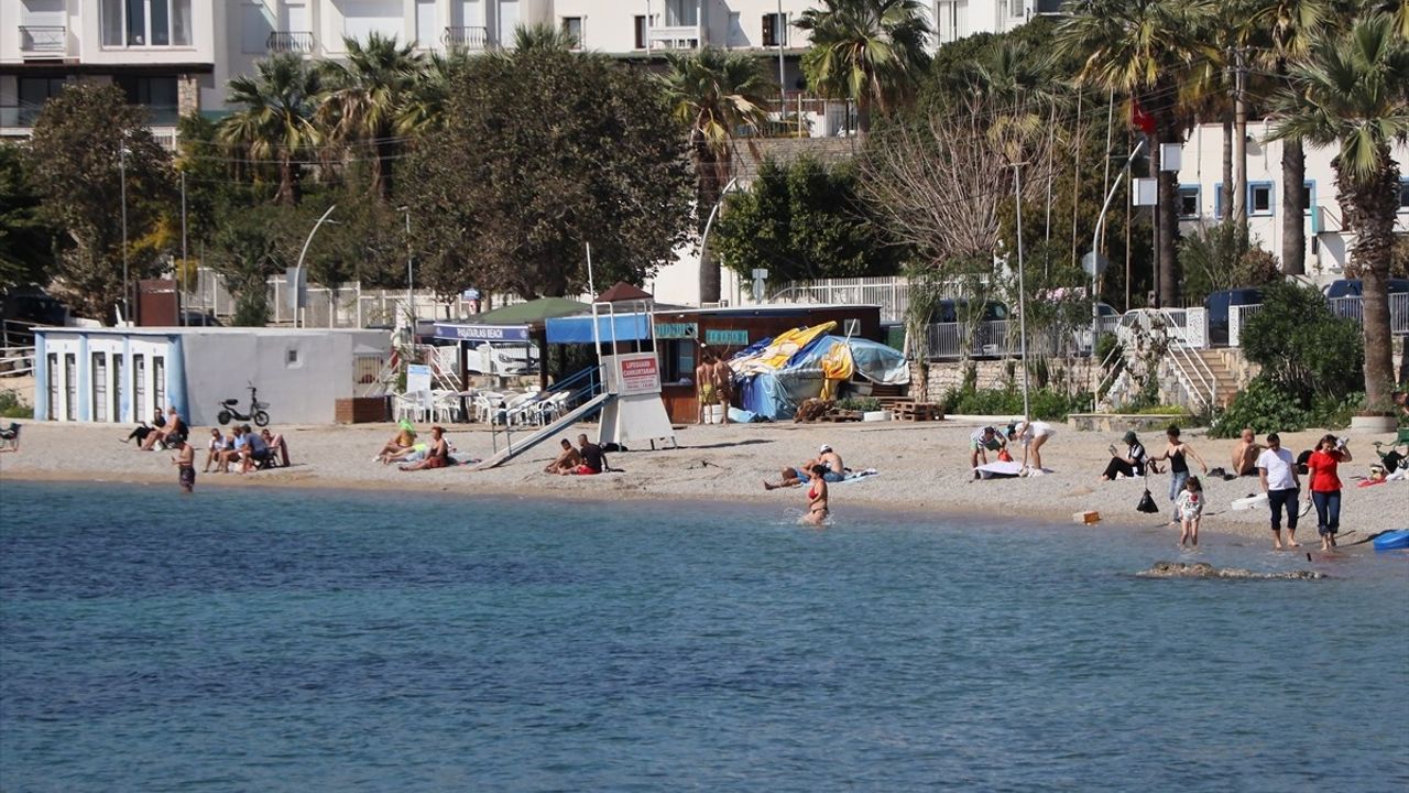 Muğla'da Sıcak Hava Sahilleri Doldurdu