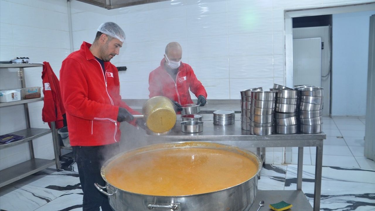 Muş'ta İhtiyaç Sahiplerine İftar Yardımı