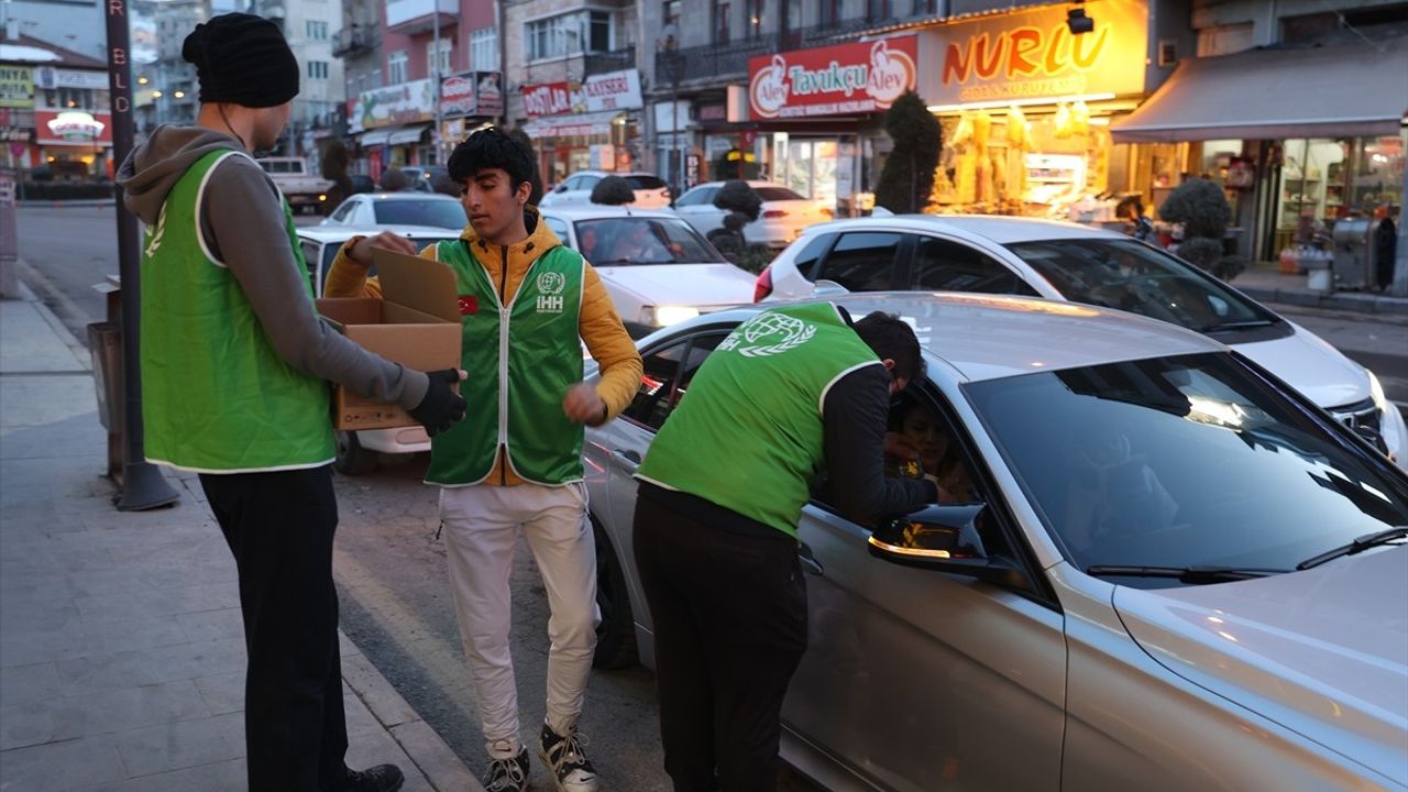 Nevşehir'de İftar İkramı: Su ve Hurma Dağıtımı