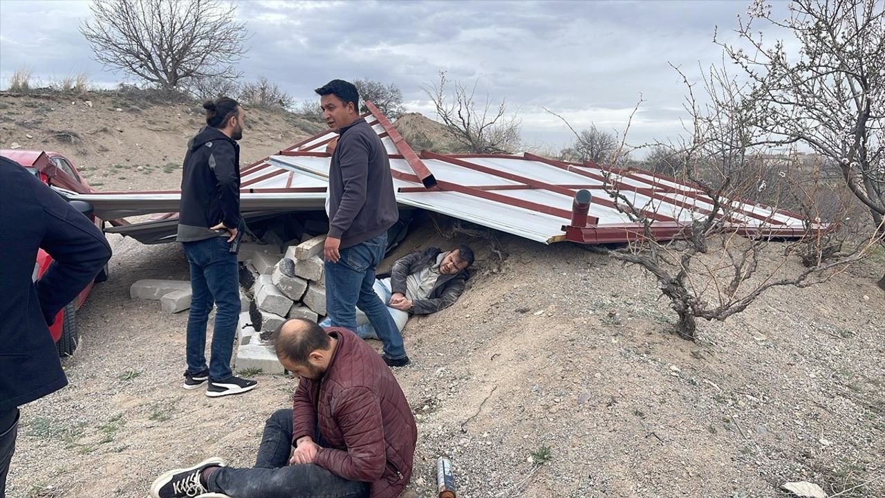 Nevşehir'de Kuvvetli Rüzgar Çatıyı Uçurdu, İki Kişi Yaralandı