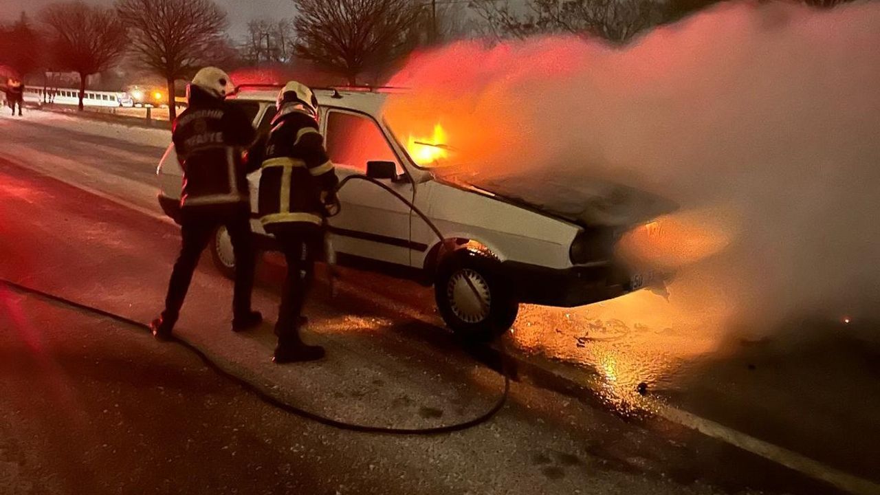 Nevşehir'de Seyir Halindeki Otomobil Alev Aldı