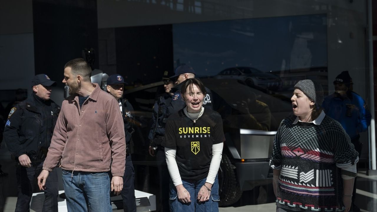 New York'ta Tesla Bayisine Protesto Düzenlendi