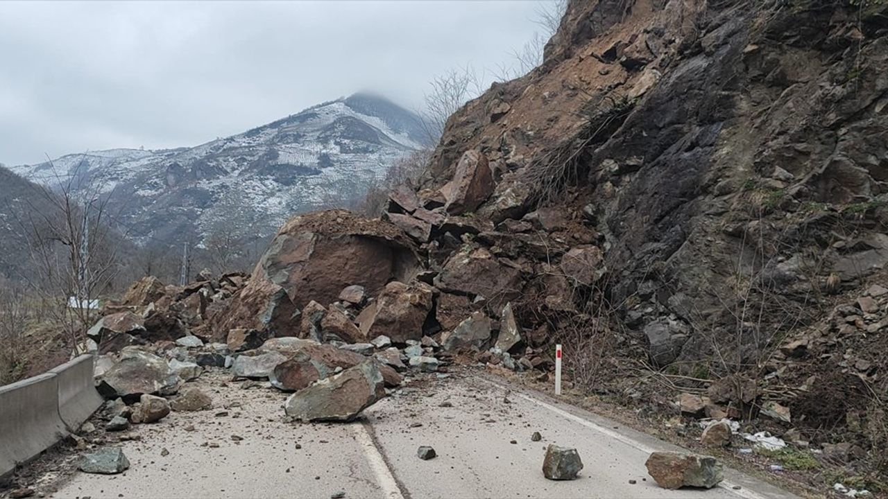 Ordu'da Heyelan Ulaşımı Engelledi