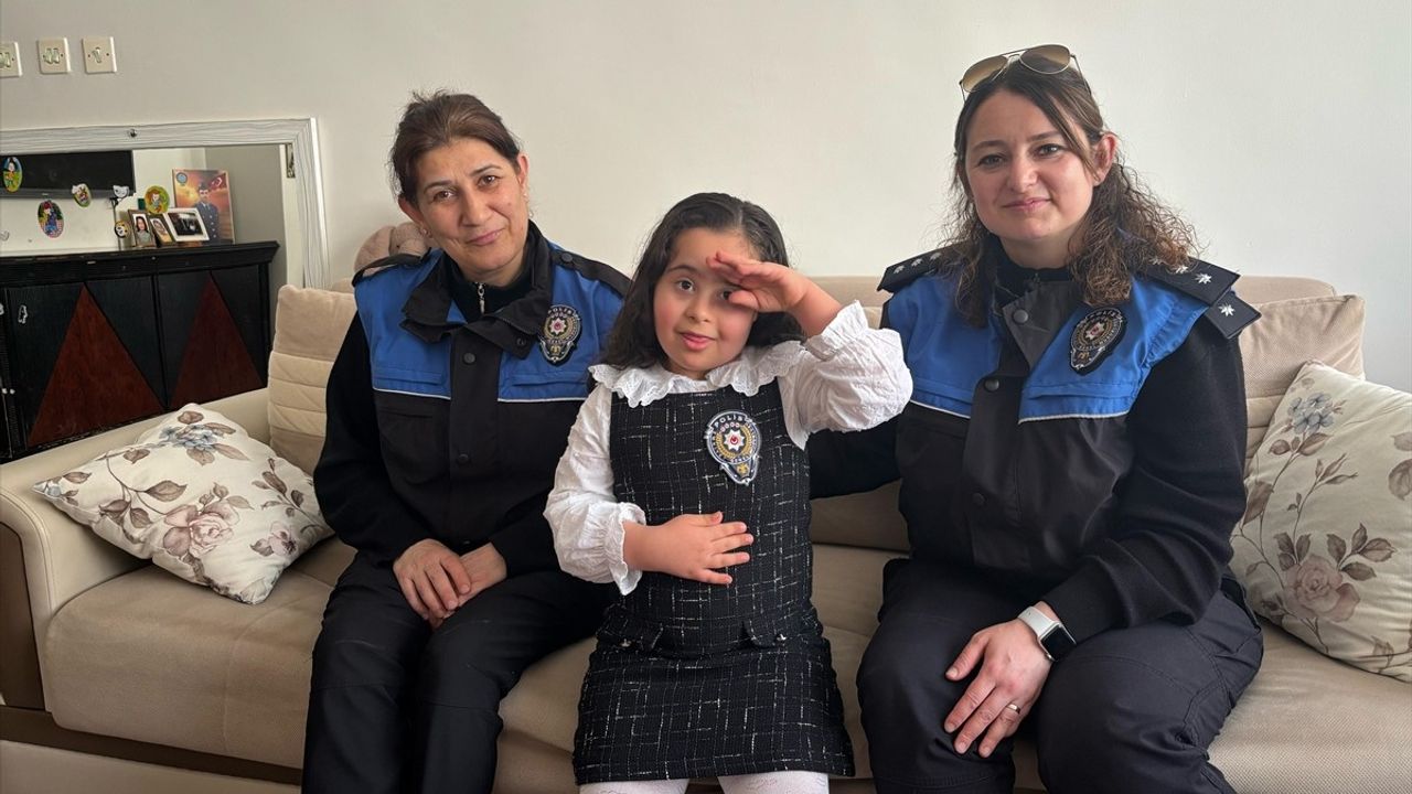 Polislerden Down Sendromlu Defne'ye Doğum Günü Sürprizi