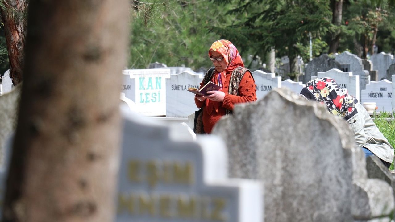 Samsun'da Bayram Arifesi Mezarlık Ziyareti