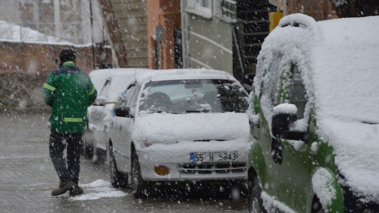 Samsun'da Kar Yağıyor: Yüksek Kesimler ve İlçeler Beyaza Büründü