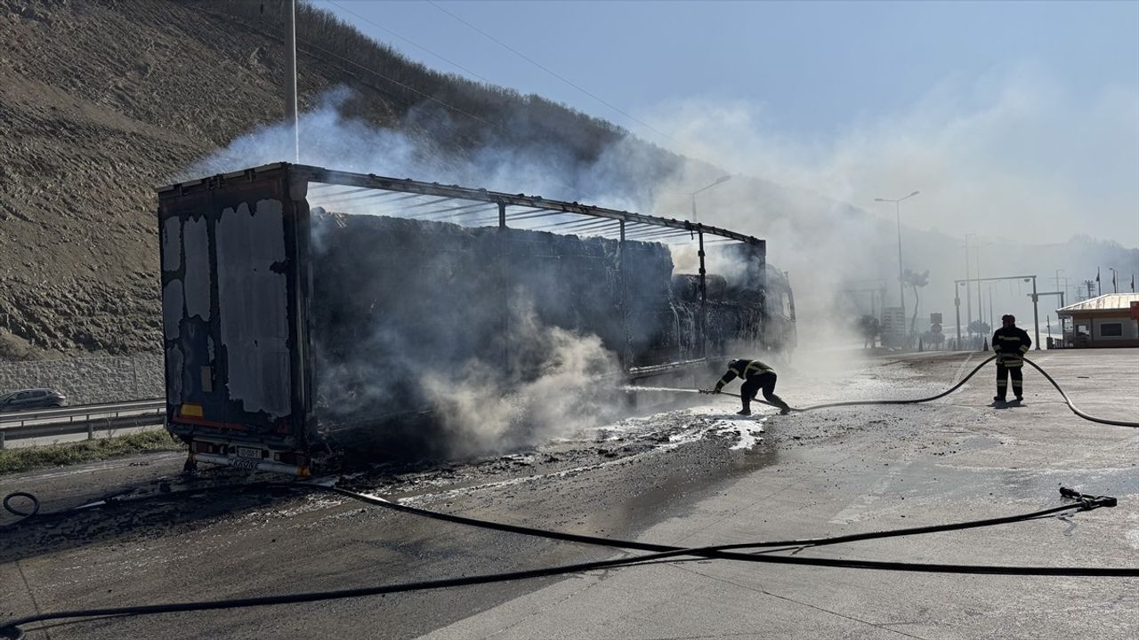 Samsun'da Karton Yüklü Tır Yangını