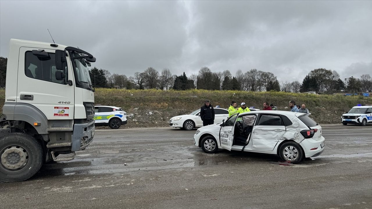 Samsun'da Sürücü Kursu Aracına Çarpan Beton Mikseri Kazası