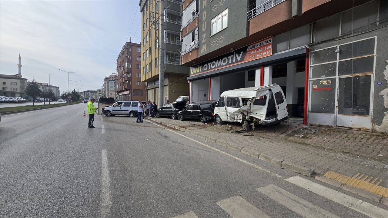 Samsun'da Trafik Kazası: 2 Yaralı