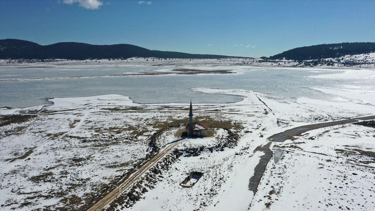 Seben Taşlı Yayla Göleti'nde Kış Manzarası